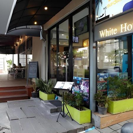 White House Asoke Sukhumvit 18 Hotel Банкок Екстериор снимка