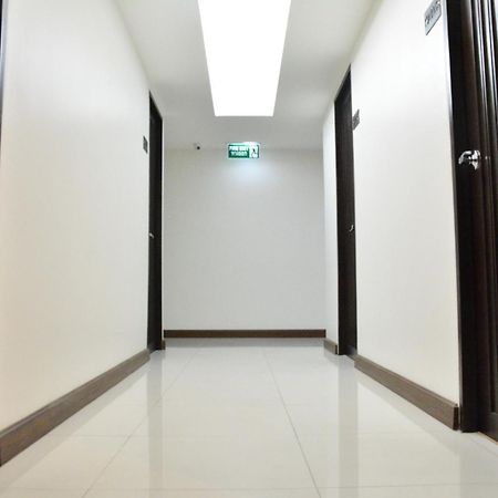 White House Asoke Sukhumvit 18 Hotel Банкок Екстериор снимка