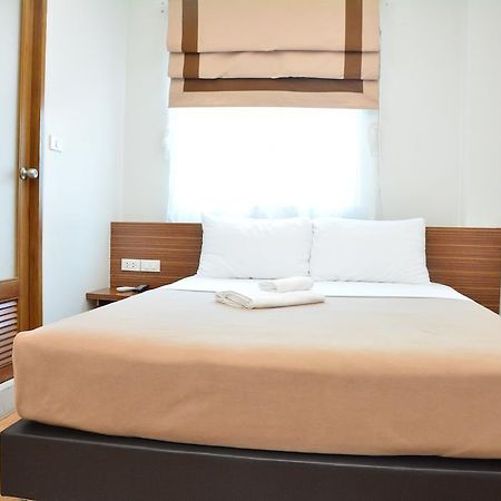White House Asoke Sukhumvit 18 Hotel Банкок Екстериор снимка