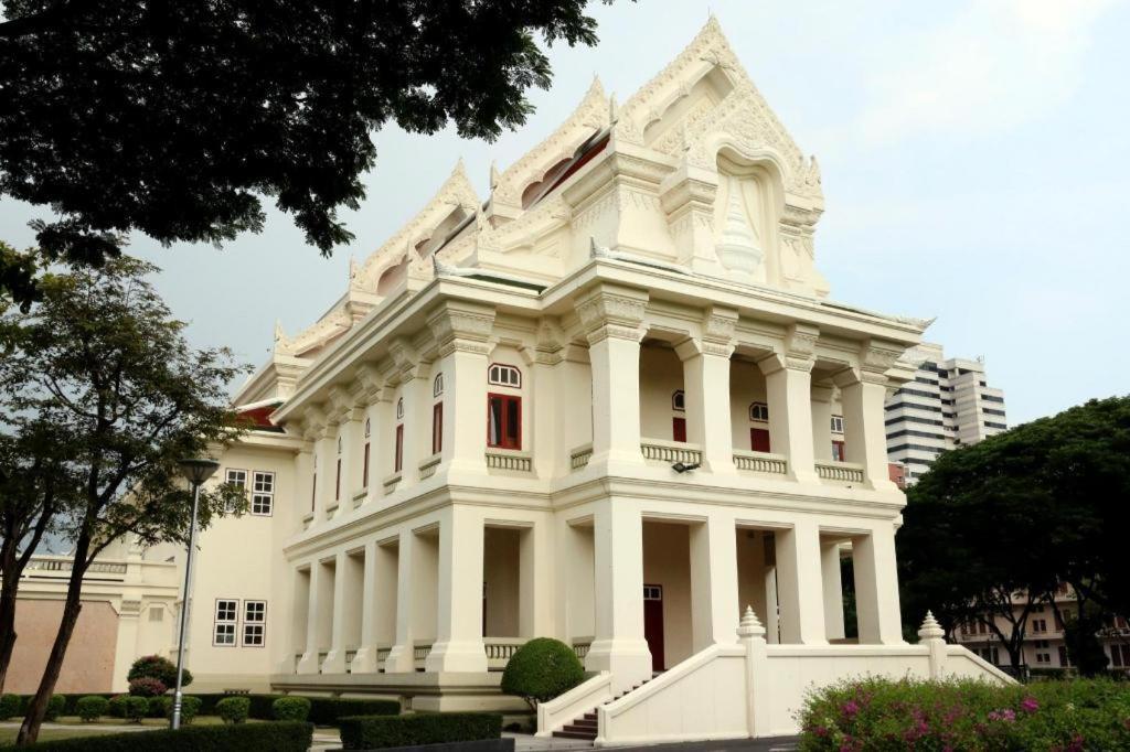White House Asoke Sukhumvit 18 Hotel Банкок Екстериор снимка