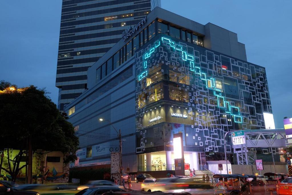 White House Asoke Sukhumvit 18 Hotel Банкок Екстериор снимка