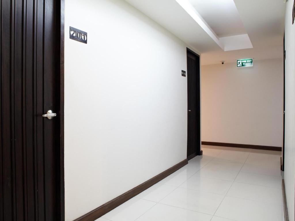 White House Asoke Sukhumvit 18 Hotel Банкок Екстериор снимка