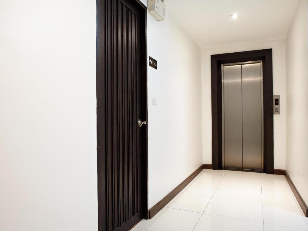 White House Asoke Sukhumvit 18 Hotel Банкок Екстериор снимка