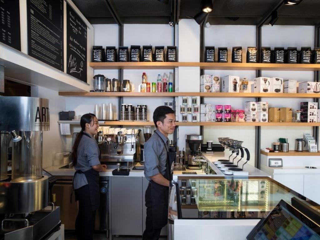 White House Asoke Sukhumvit 18 Hotel Банкок Екстериор снимка