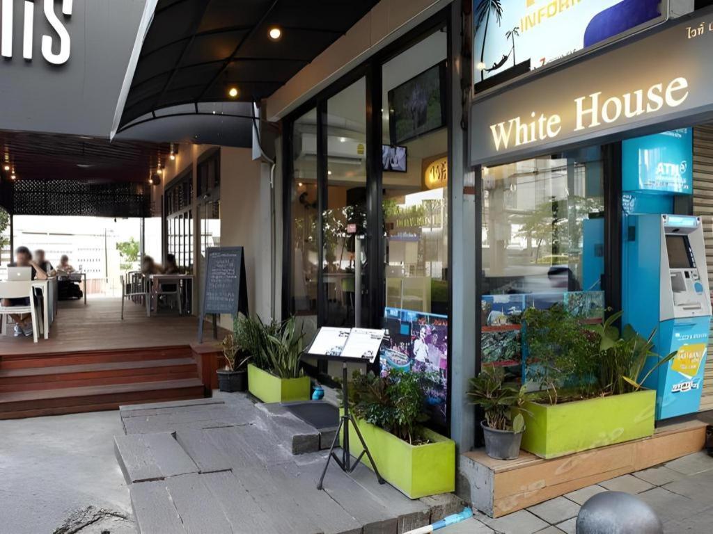 White House Asoke Sukhumvit 18 Hotel Банкок Екстериор снимка