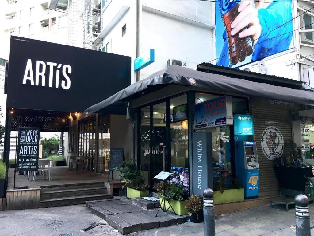 White House Asoke Sukhumvit 18 Hotel Банкок Екстериор снимка