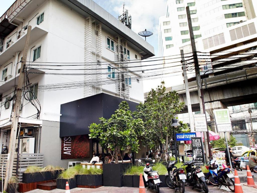 White House Asoke Sukhumvit 18 Hotel Банкок Екстериор снимка