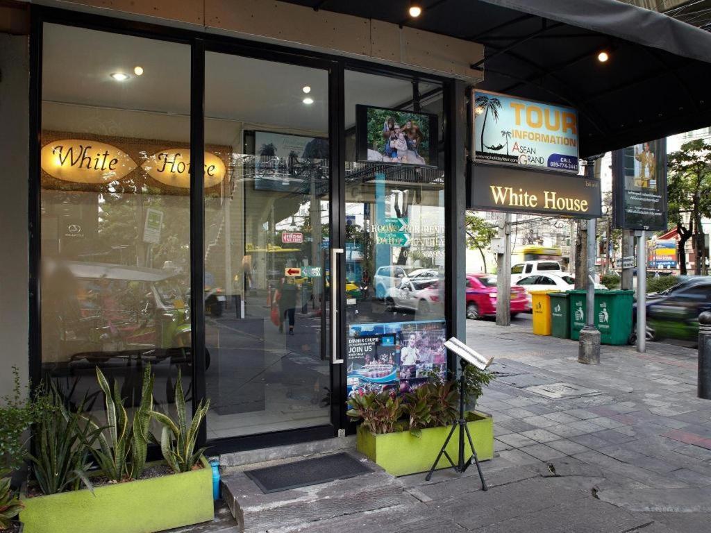 White House Asoke Sukhumvit 18 Hotel Банкок Екстериор снимка