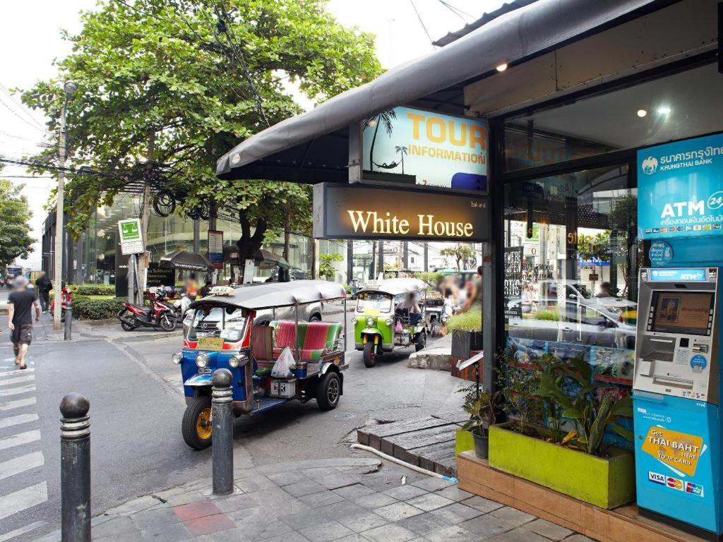 White House Asoke Sukhumvit 18 Hotel Банкок Екстериор снимка