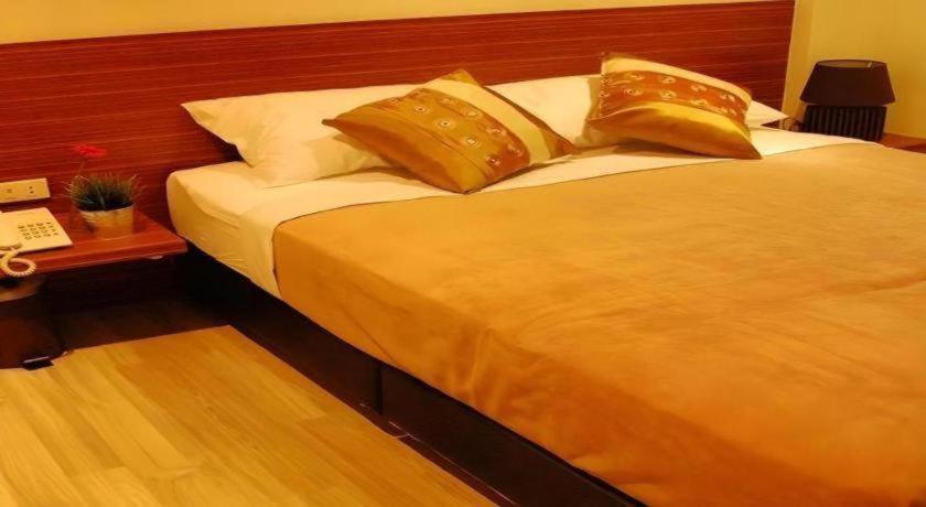White House Asoke Sukhumvit 18 Hotel Банкок Екстериор снимка