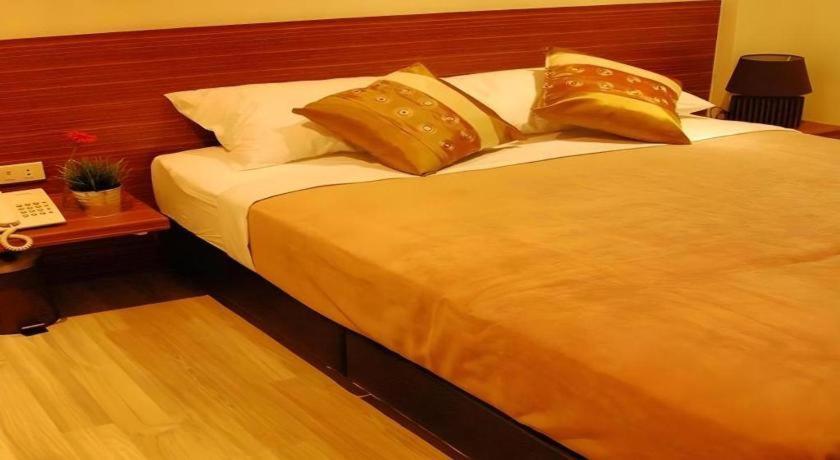White House Asoke Sukhumvit 18 Hotel Банкок Екстериор снимка