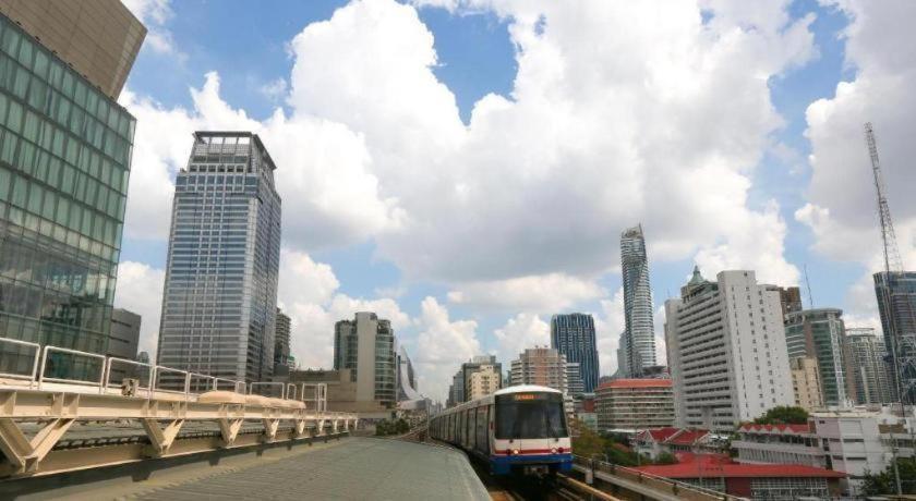 White House Asoke Sukhumvit 18 Hotel Банкок Екстериор снимка