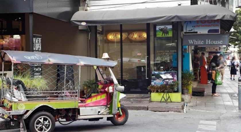 White House Asoke Sukhumvit 18 Hotel Банкок Екстериор снимка