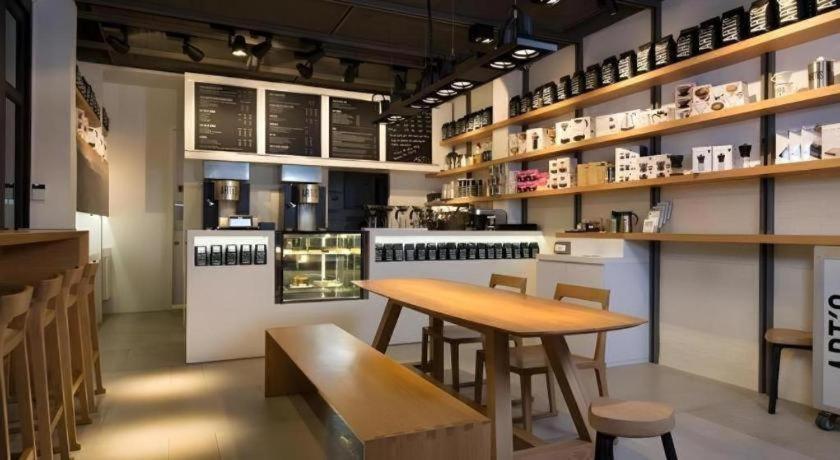 White House Asoke Sukhumvit 18 Hotel Банкок Екстериор снимка