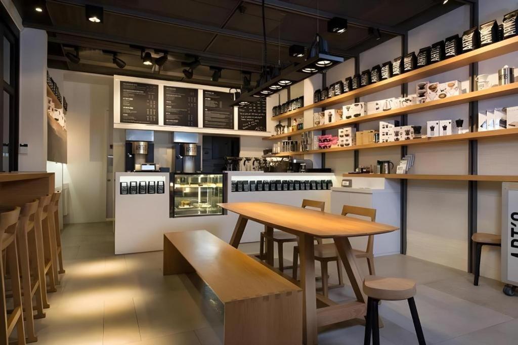 White House Asoke Sukhumvit 18 Hotel Банкок Екстериор снимка