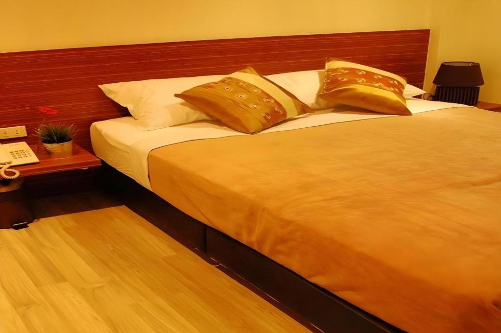 White House Asoke Sukhumvit 18 Hotel Банкок Екстериор снимка