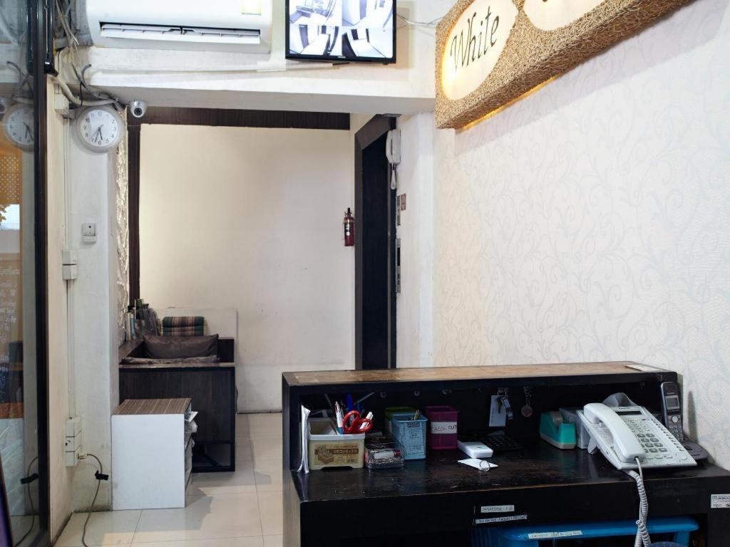 White House Asoke Sukhumvit 18 Hotel Банкок Екстериор снимка