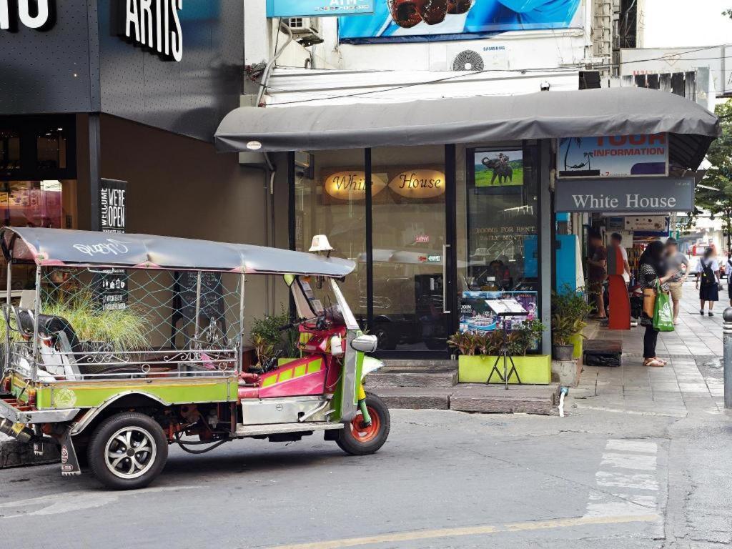 White House Asoke Sukhumvit 18 Hotel Банкок Екстериор снимка