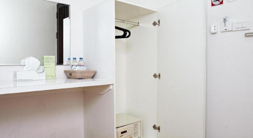 White House Asoke Sukhumvit 18 Hotel Банкок Екстериор снимка