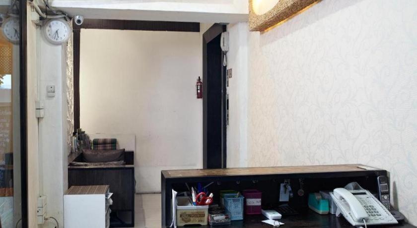 White House Asoke Sukhumvit 18 Hotel Банкок Екстериор снимка