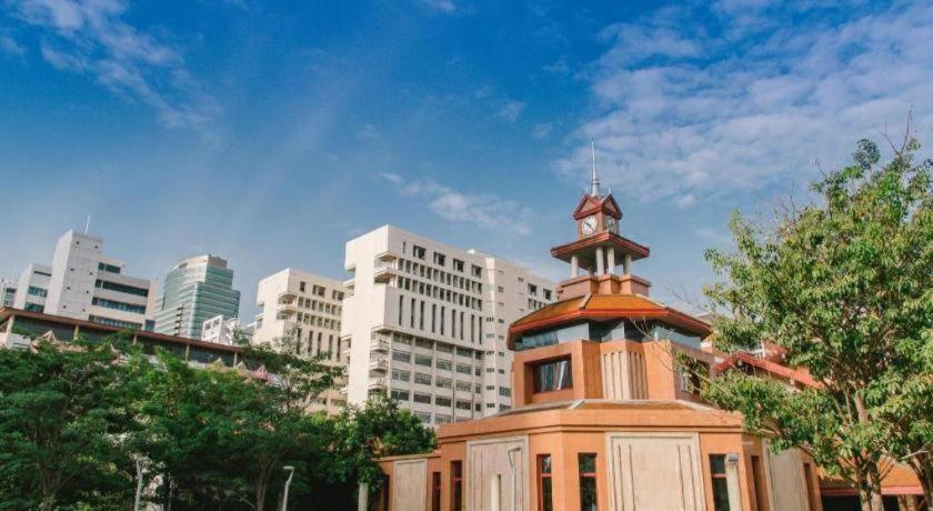 White House Asoke Sukhumvit 18 Hotel Банкок Екстериор снимка