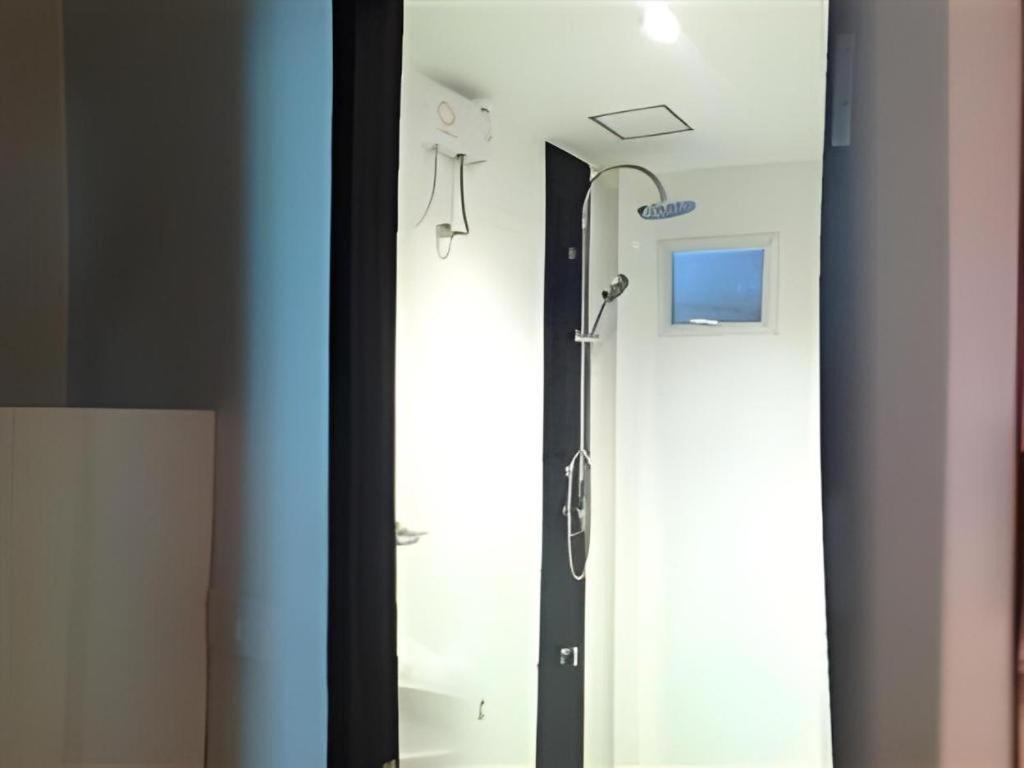 White House Asoke Sukhumvit 18 Hotel Банкок Екстериор снимка