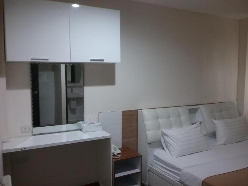 White House Asoke Sukhumvit 18 Hotel Банкок Екстериор снимка
