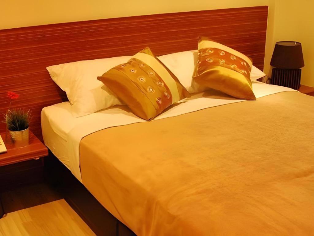 White House Asoke Sukhumvit 18 Hotel Банкок Екстериор снимка