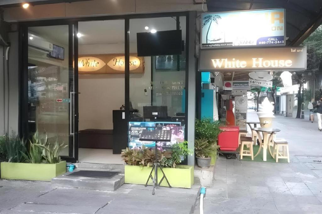 White House Asoke Sukhumvit 18 Hotel Банкок Екстериор снимка