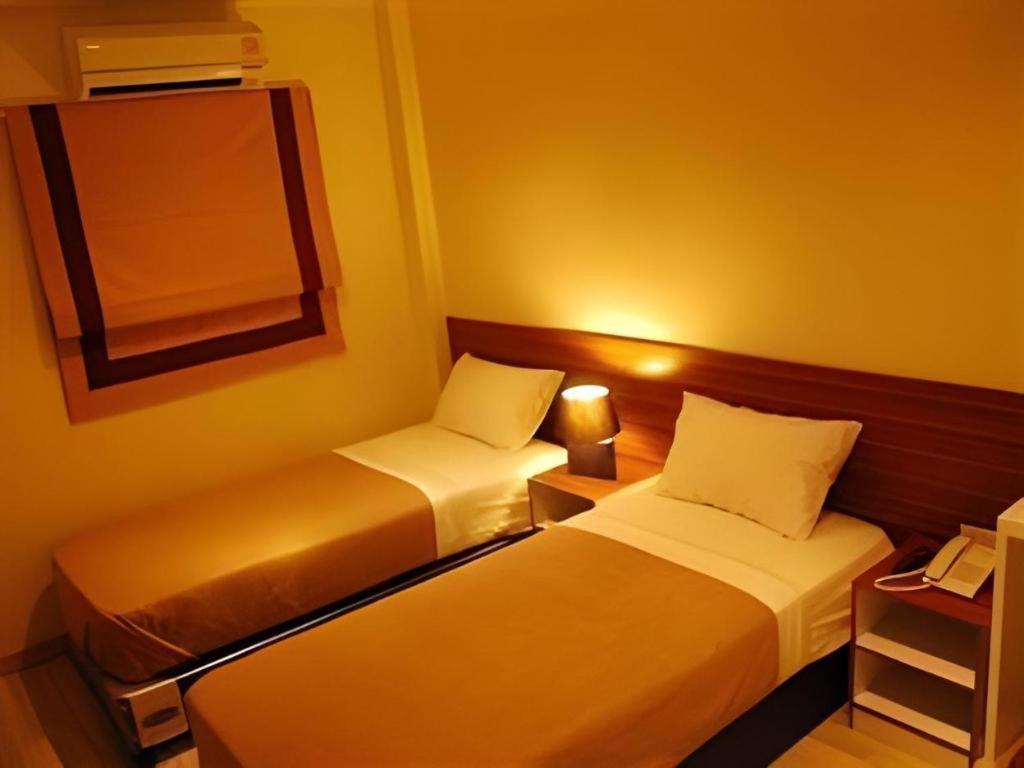White House Asoke Sukhumvit 18 Hotel Банкок Екстериор снимка