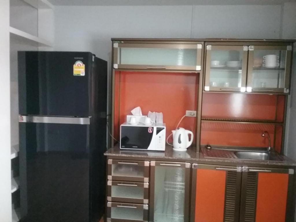 White House Asoke Sukhumvit 18 Hotel Банкок Екстериор снимка
