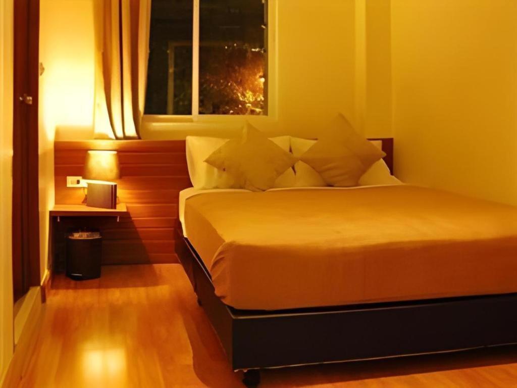 White House Asoke Sukhumvit 18 Hotel Банкок Екстериор снимка