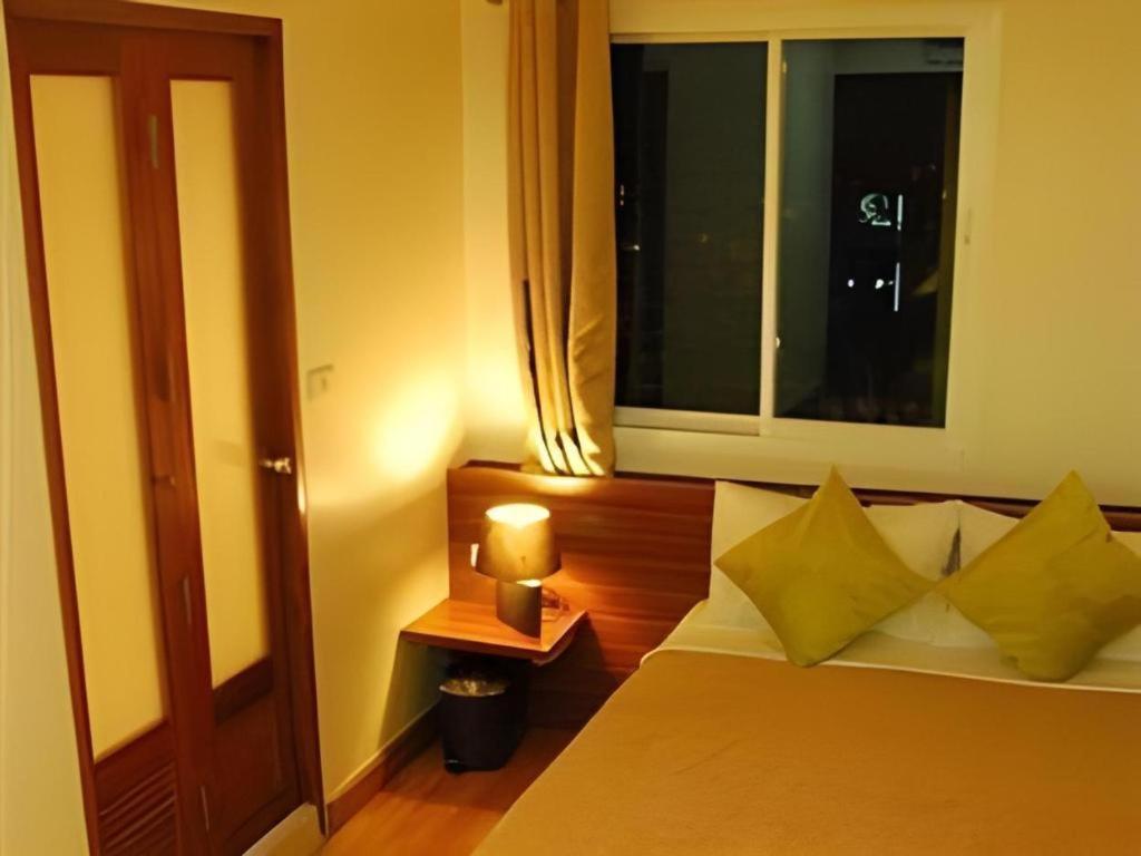 White House Asoke Sukhumvit 18 Hotel Банкок Екстериор снимка