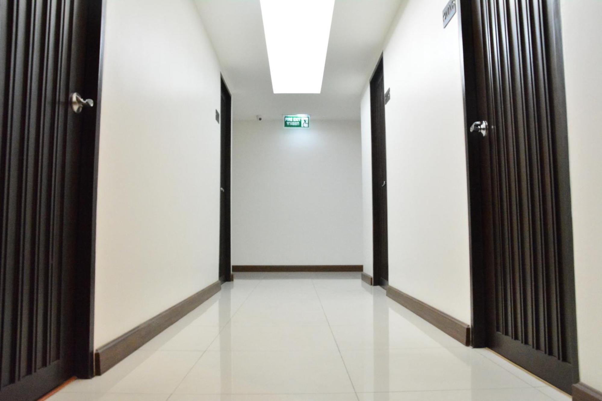 White House Asoke Sukhumvit 18 Hotel Банкок Екстериор снимка