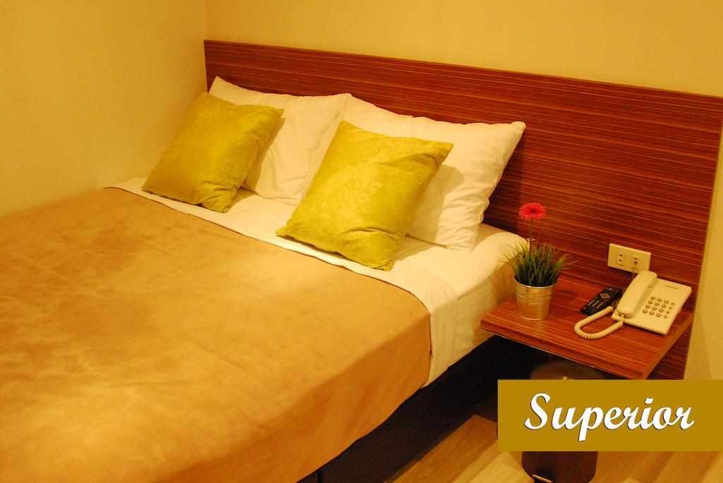 White House Asoke Sukhumvit 18 Hotel Банкок Екстериор снимка