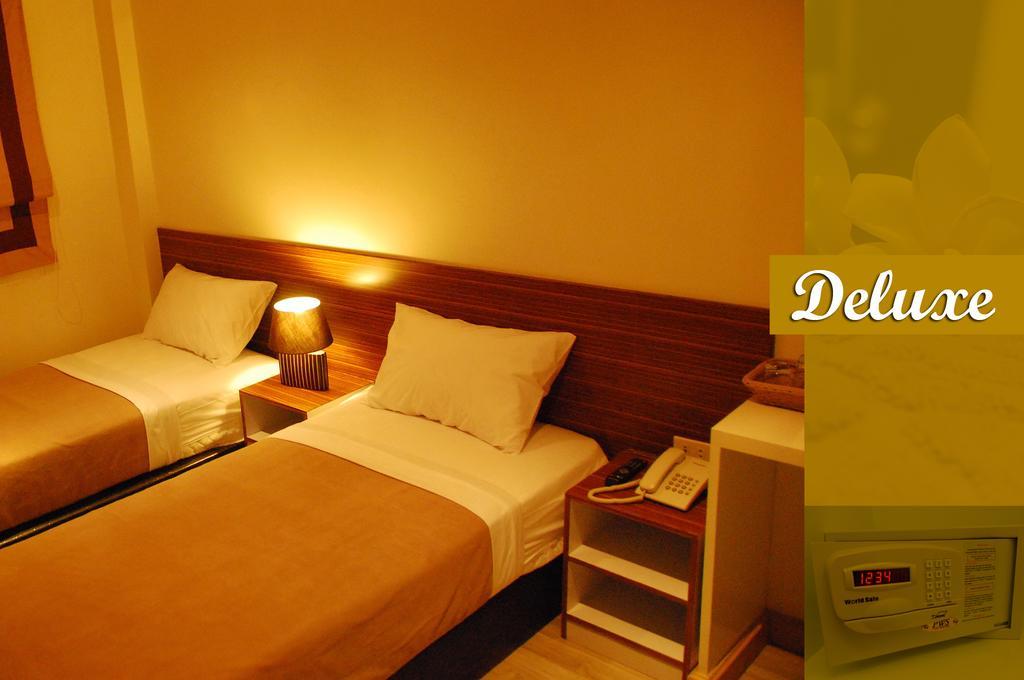White House Asoke Sukhumvit 18 Hotel Банкок Екстериор снимка