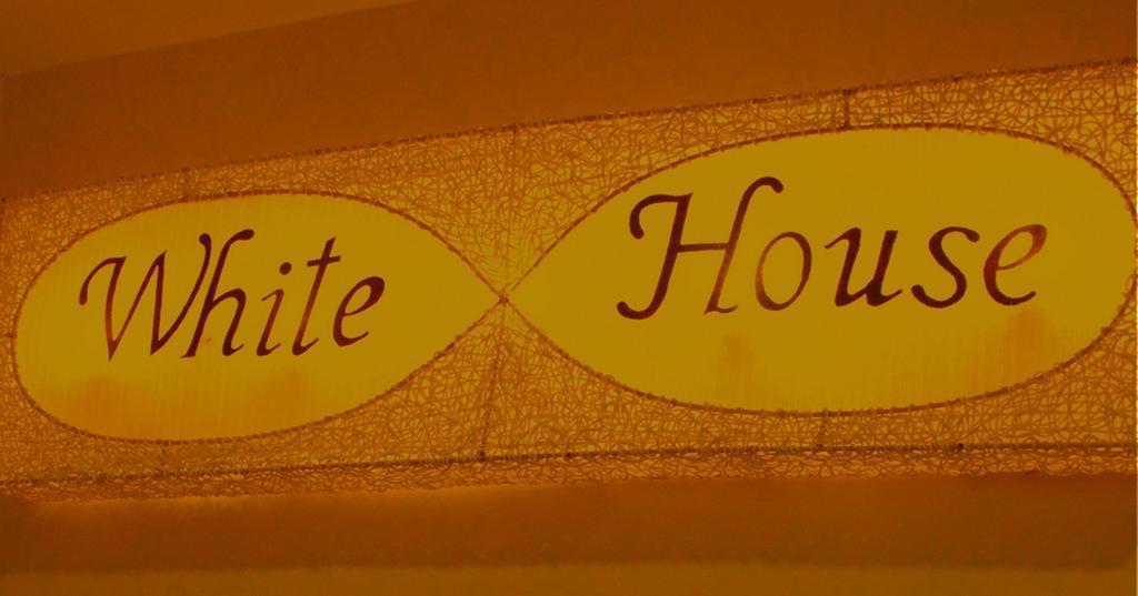 White House Asoke Sukhumvit 18 Hotel Банкок Екстериор снимка