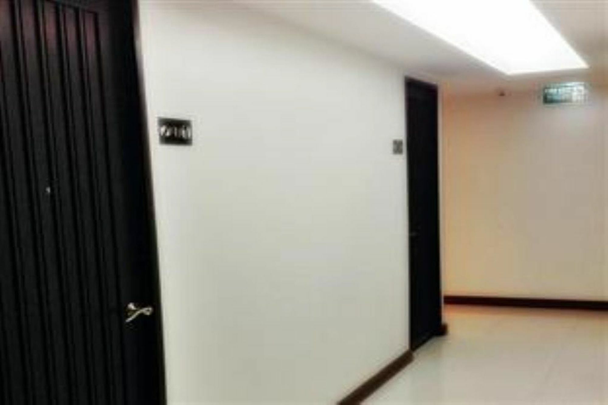 White House Asoke Sukhumvit 18 Hotel Банкок Екстериор снимка