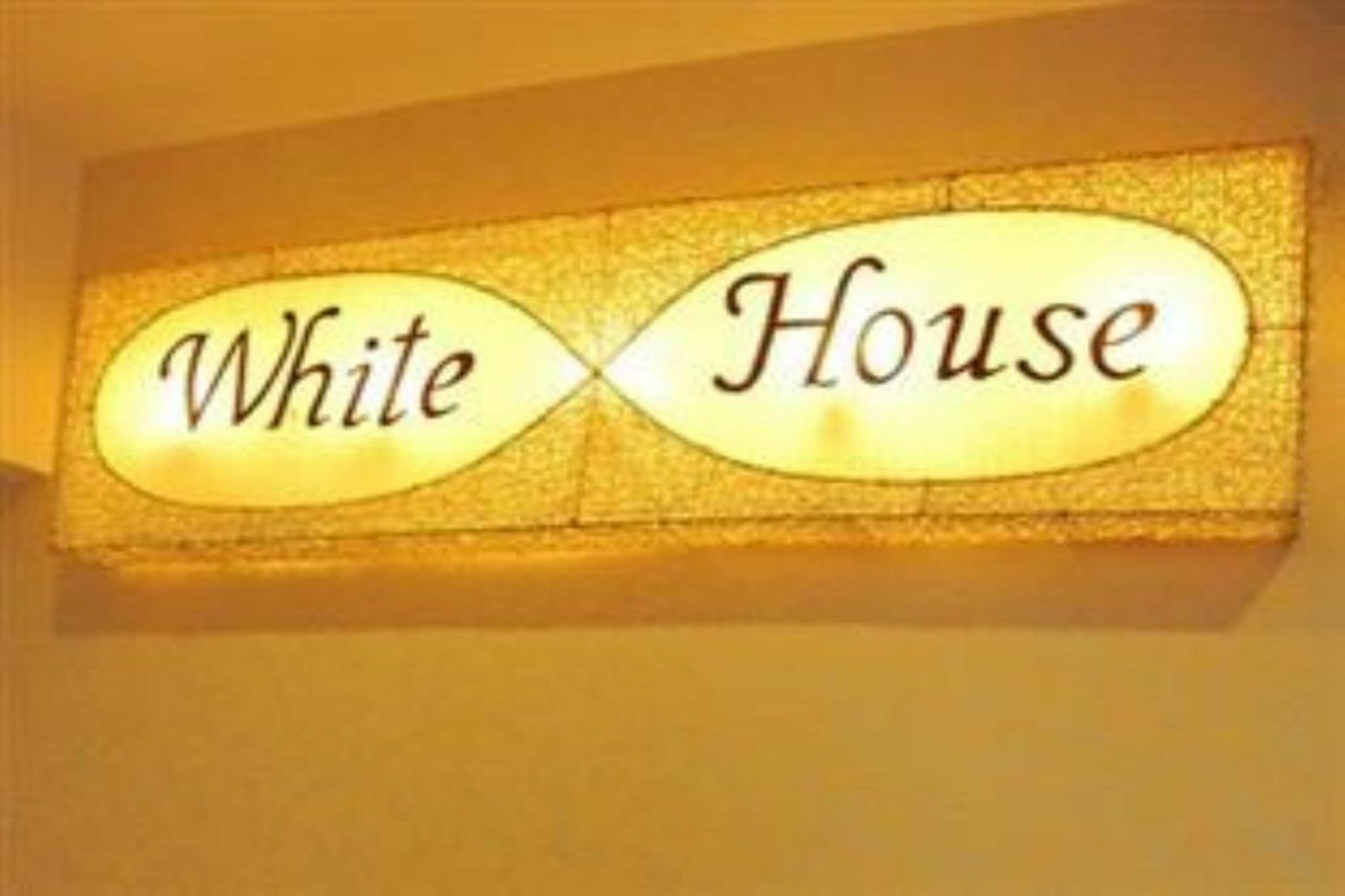 White House Asoke Sukhumvit 18 Hotel Банкок Екстериор снимка